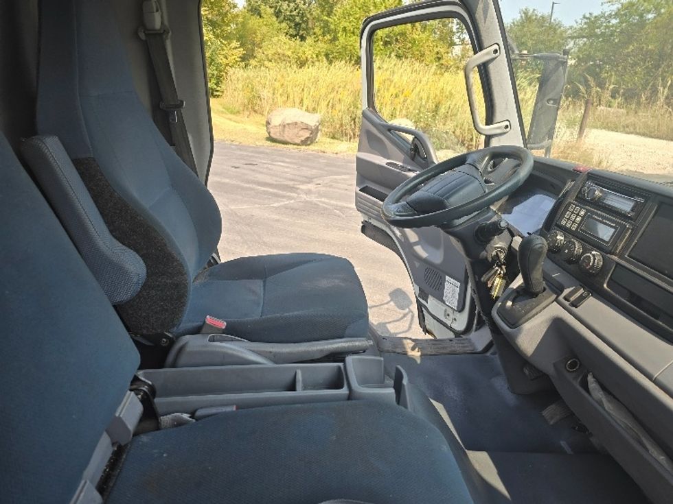Refrigerated Truck-Light and Medium Duty Trucks-Mitsubishi-2017-FUSO FE140-New Berlin-WI-124,755\n\t\tmiles-$ 41,000 - Image 21