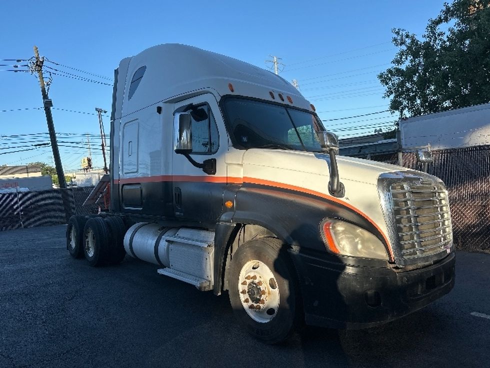 Sleeper Tractor-Heavy Duty Tractors-Freightliner-2011-Cascadia 12564ST-North Bergen-NJ-877,046\n\t\tmiles-$ 12,000 - Image 1