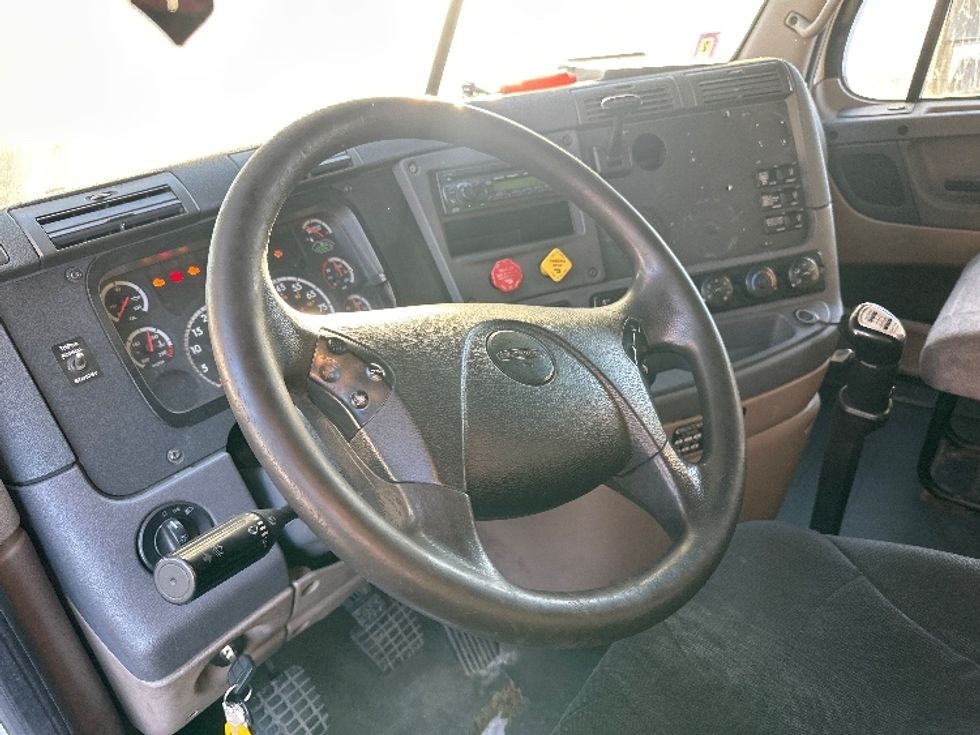 Sleeper Tractor-Heavy Duty Tractors-Freightliner-2011-Cascadia 12564ST-North Bergen-NJ-877,046\n\t\tmiles-$ 12,000 - Image 10