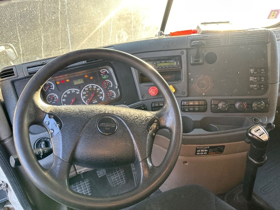 Sleeper Tractor-Heavy Duty Tractors-Freightliner-2011-Cascadia 12564ST-North Bergen-NJ-877,046\n\t\tmiles-$ 12,000 - Image 11