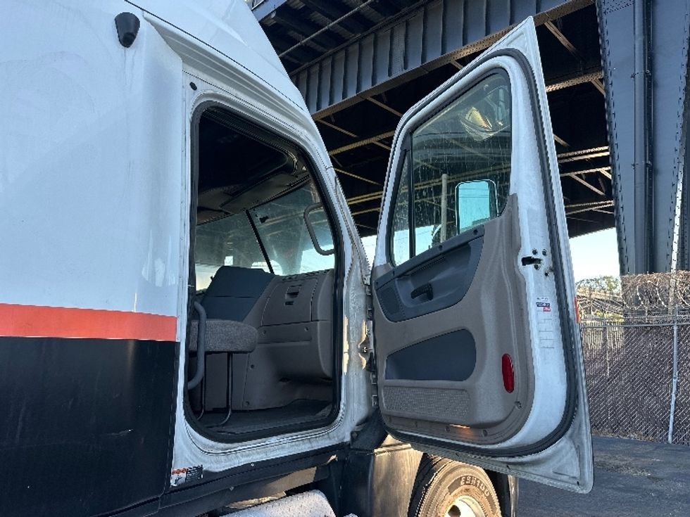 Sleeper Tractor-Heavy Duty Tractors-Freightliner-2011-Cascadia 12564ST-North Bergen-NJ-877,046\n\t\tmiles-$ 12,000 - Image 12
