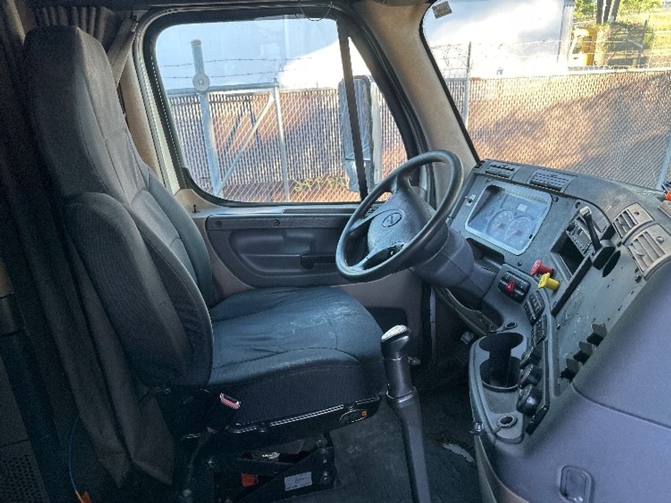 Sleeper Tractor-Heavy Duty Tractors-Freightliner-2011-Cascadia 12564ST-North Bergen-NJ-877,046\n\t\tmiles-$ 12,000 - Image 14