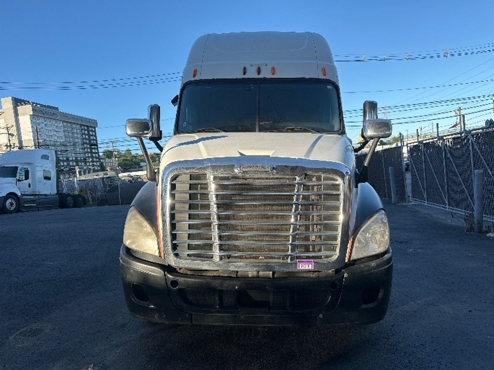 Sleeper Tractor-Heavy Duty Tractors-Freightliner-2011-Cascadia 12564ST-North Bergen-NJ-877,046\n\t\tmiles-$ 12,000 - Image 2