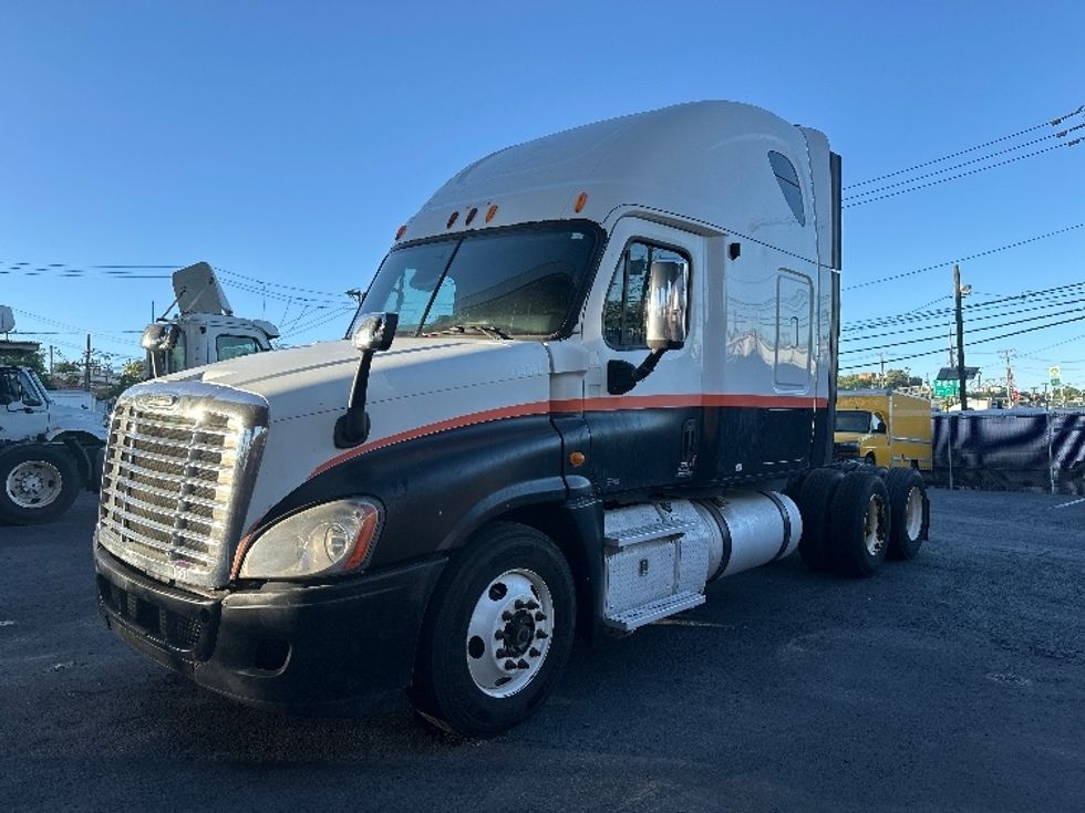 Sleeper Tractor-Heavy Duty Tractors-Freightliner-2011-Cascadia 12564ST-North Bergen-NJ-877,046\n\t\tmiles-$ 12,000 - Image 3