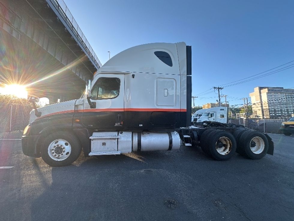 Sleeper Tractor-Heavy Duty Tractors-Freightliner-2011-Cascadia 12564ST-North Bergen-NJ-877,046\n\t\tmiles-$ 12,000 - Image 4