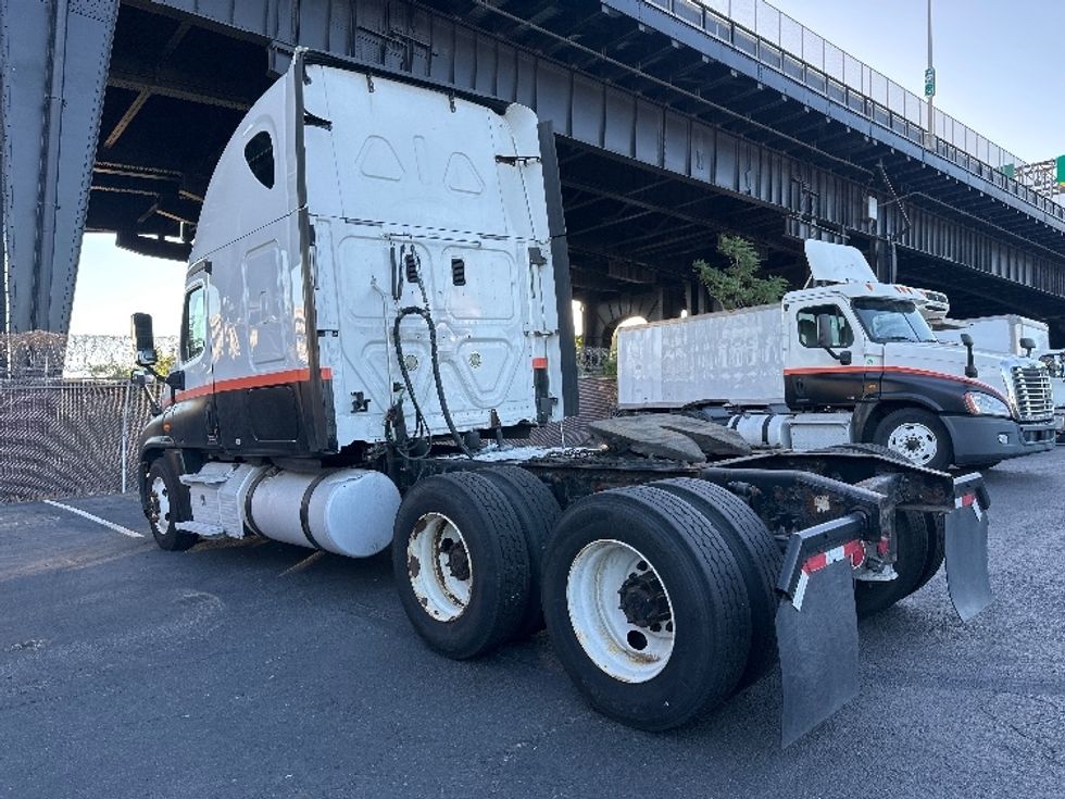Sleeper Tractor-Heavy Duty Tractors-Freightliner-2011-Cascadia 12564ST-North Bergen-NJ-877,046\n\t\tmiles-$ 12,000 - Image 5
