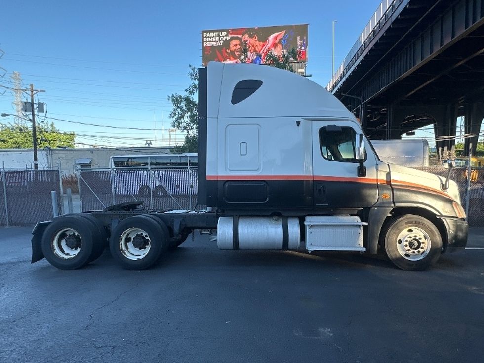 Sleeper Tractor-Heavy Duty Tractors-Freightliner-2011-Cascadia 12564ST-North Bergen-NJ-877,046\n\t\tmiles-$ 12,000 - Image 8