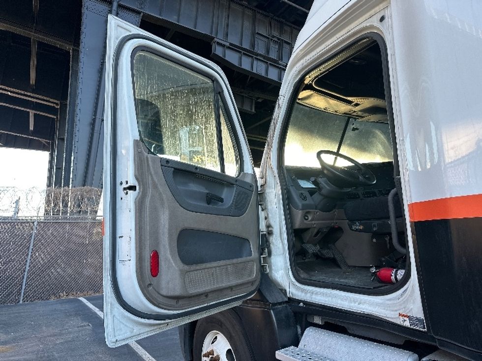 Sleeper Tractor-Heavy Duty Tractors-Freightliner-2011-Cascadia 12564ST-North Bergen-NJ-877,046\n\t\tmiles-$ 12,000 - Image 9