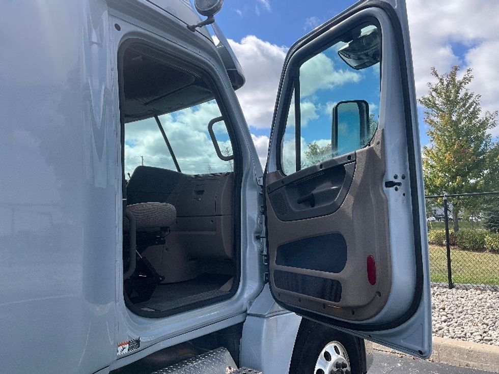 Sleeper Tractor-Heavy Duty Tractors-Freightliner-2015-Cascadia 12564ST-Cambridge-ON-658,735\n\t\tkm-$ 51,250 - Image 13