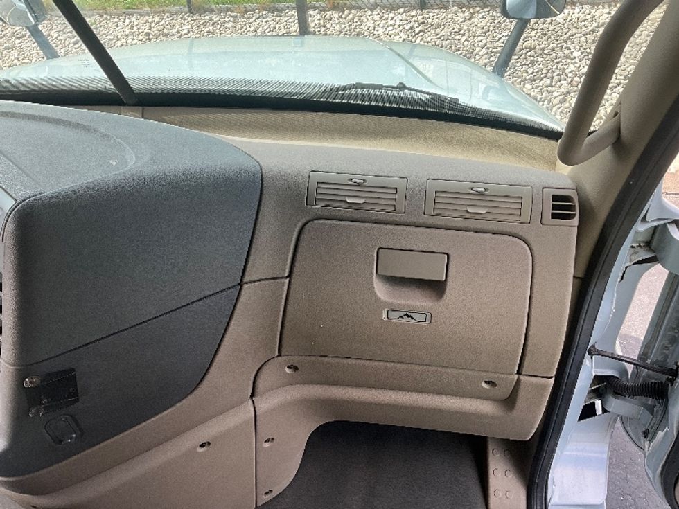 Sleeper Tractor-Heavy Duty Tractors-Freightliner-2015-Cascadia 12564ST-Cambridge-ON-658,735\n\t\tkm-$ 51,250 - Image 14