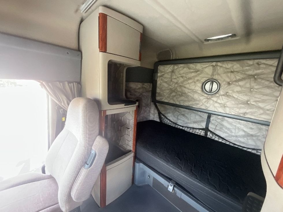 Sleeper Tractor-Heavy Duty Tractors-Freightliner-2015-Cascadia 12564ST-Cambridge-ON-658,735\n\t\tkm-$ 51,250 - Image 19