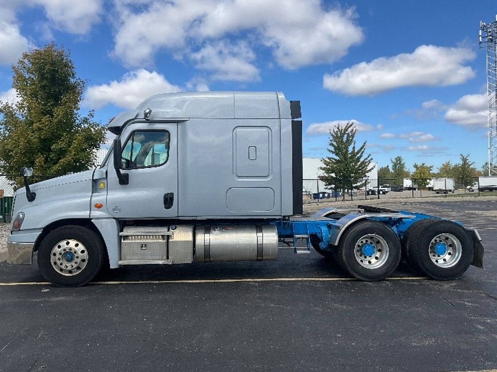 Sleeper Tractor-Heavy Duty Tractors-Freightliner-2015-Cascadia 12564ST-Cambridge-ON-658,735\n\t\tkm-$ 51,250 - Image 4