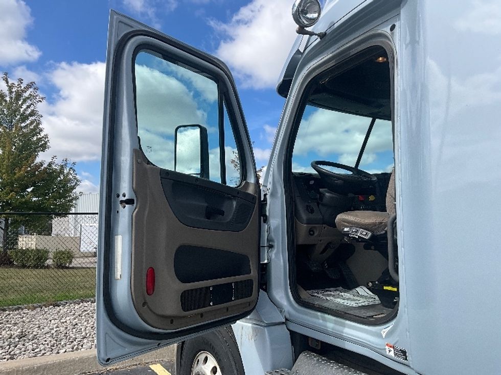 Sleeper Tractor-Heavy Duty Tractors-Freightliner-2015-Cascadia 12564ST-Cambridge-ON-658,735\n\t\tkm-$ 51,250 - Image 9