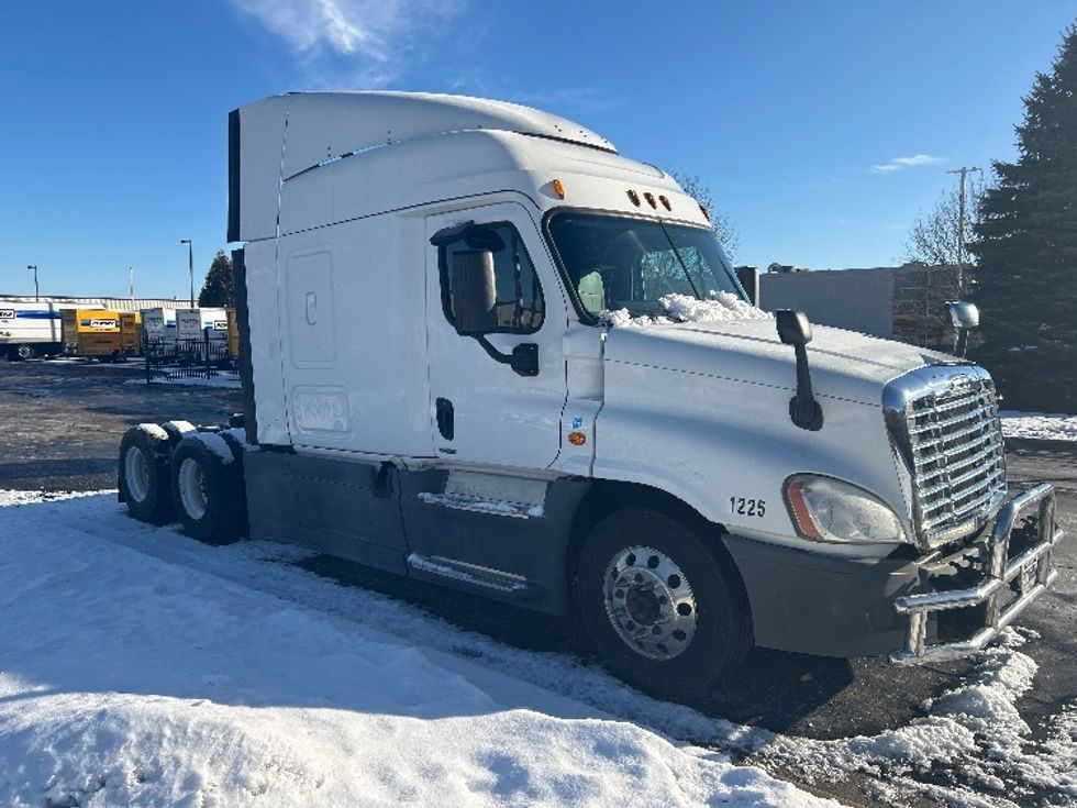 Sleeper Tractor-Heavy Duty Tractors-Freightliner-2015-Cascadia 12564ST-De Pere-WI-724,863\n\t\tmiles-$ 14,000 - Image 1