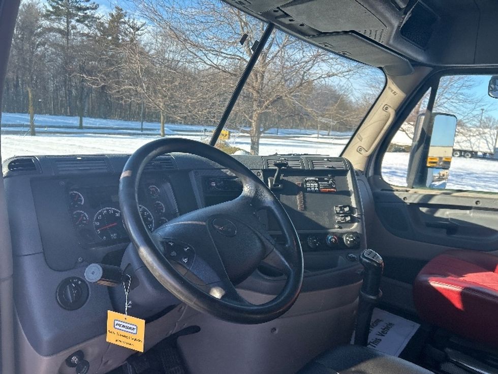 Sleeper Tractor-Heavy Duty Tractors-Freightliner-2015-Cascadia 12564ST-De Pere-WI-724,863\n\t\tmiles-$ 14,000 - Image 10