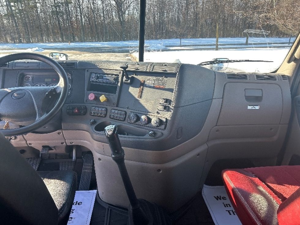 Sleeper Tractor-Heavy Duty Tractors-Freightliner-2015-Cascadia 12564ST-De Pere-WI-724,863\n\t\tmiles-$ 14,000 - Image 12