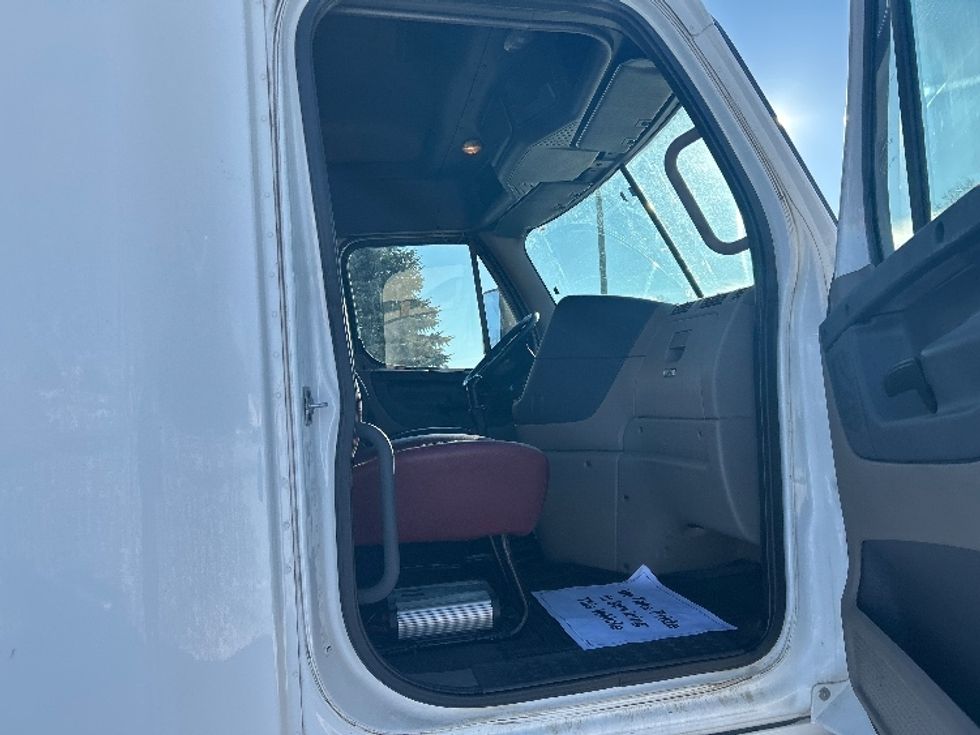 Sleeper Tractor-Heavy Duty Tractors-Freightliner-2015-Cascadia 12564ST-De Pere-WI-724,863\n\t\tmiles-$ 14,000 - Image 13