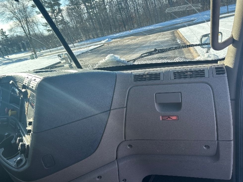 Sleeper Tractor-Heavy Duty Tractors-Freightliner-2015-Cascadia 12564ST-De Pere-WI-724,863\n\t\tmiles-$ 14,000 - Image 14