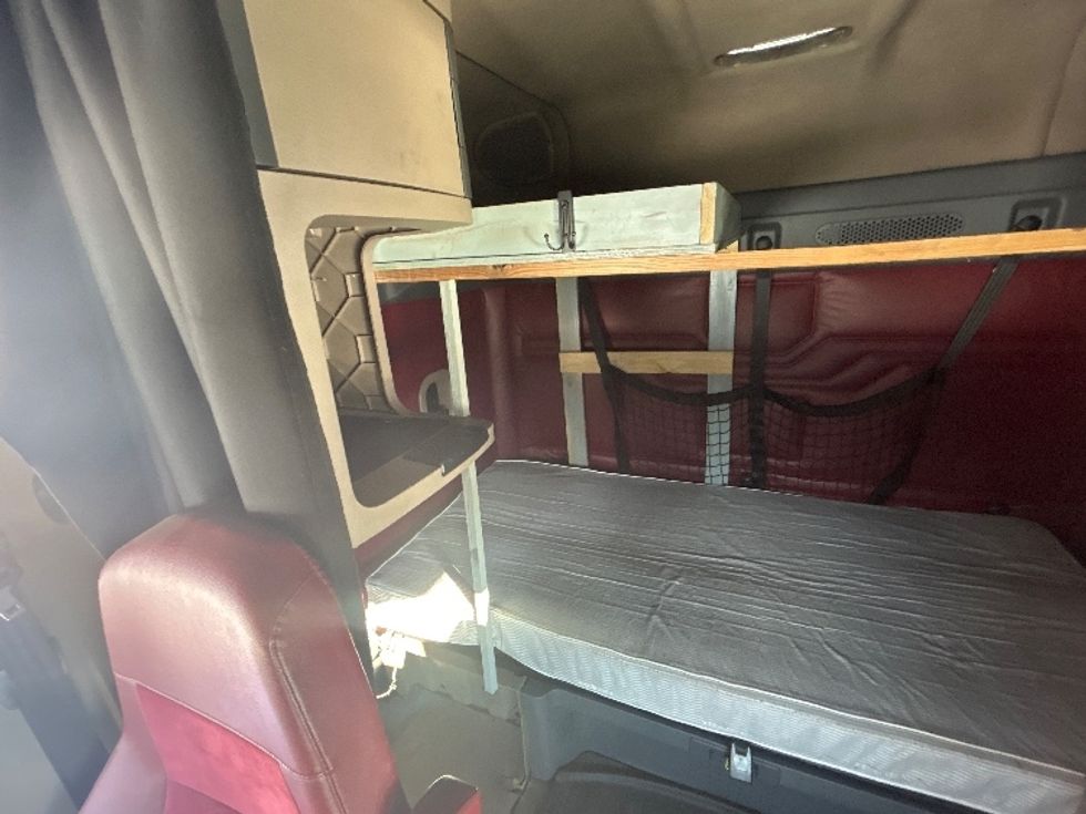 Sleeper Tractor-Heavy Duty Tractors-Freightliner-2015-Cascadia 12564ST-De Pere-WI-724,863\n\t\tmiles-$ 14,000 - Image 16