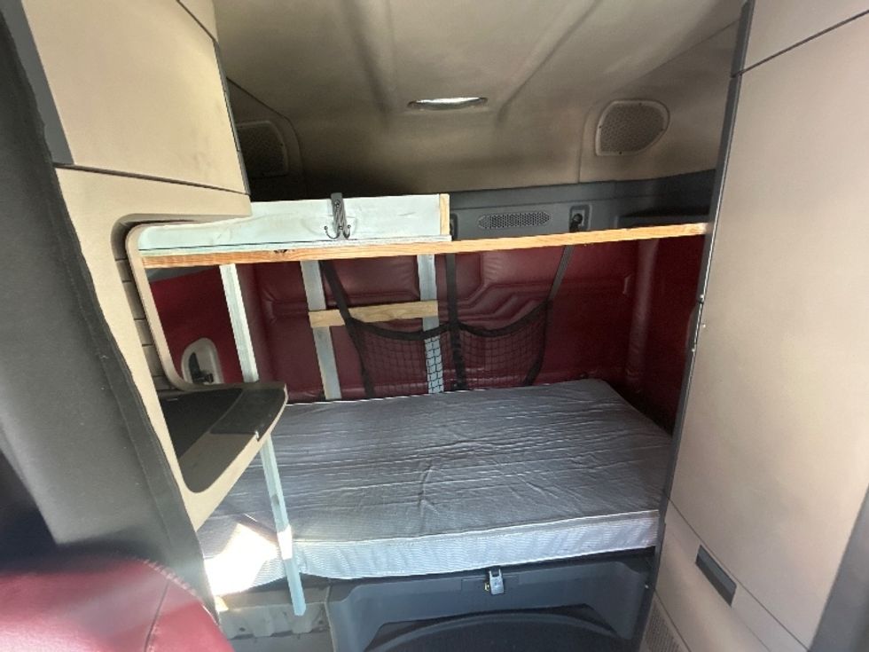 Sleeper Tractor-Heavy Duty Tractors-Freightliner-2015-Cascadia 12564ST-De Pere-WI-724,863\n\t\tmiles-$ 14,000 - Image 17