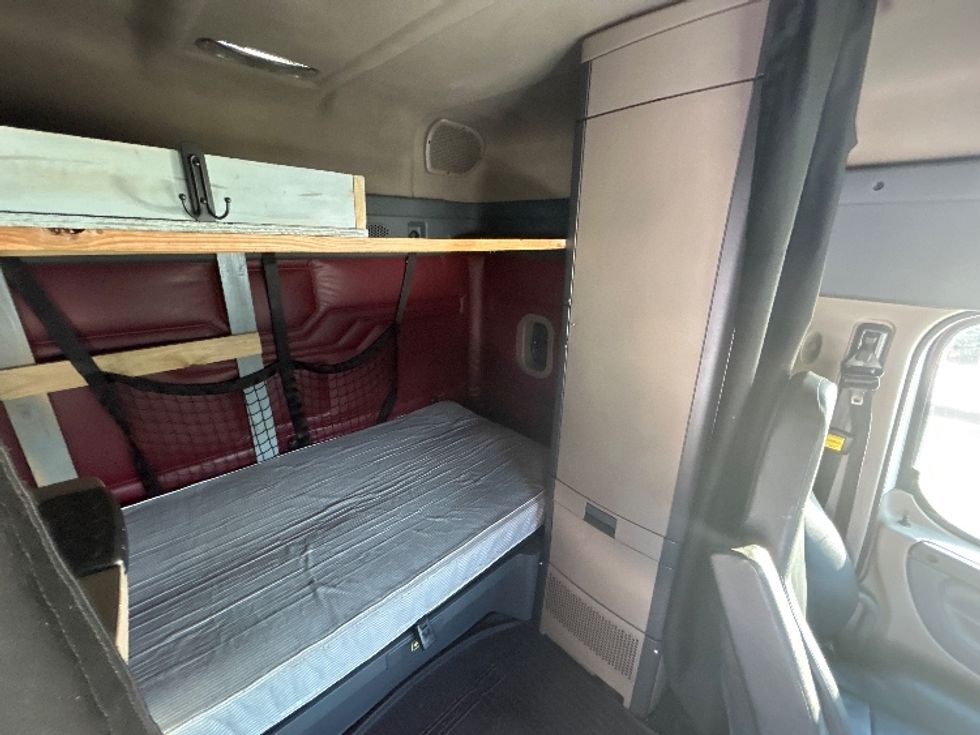 Sleeper Tractor-Heavy Duty Tractors-Freightliner-2015-Cascadia 12564ST-De Pere-WI-724,863\n\t\tmiles-$ 14,000 - Image 18