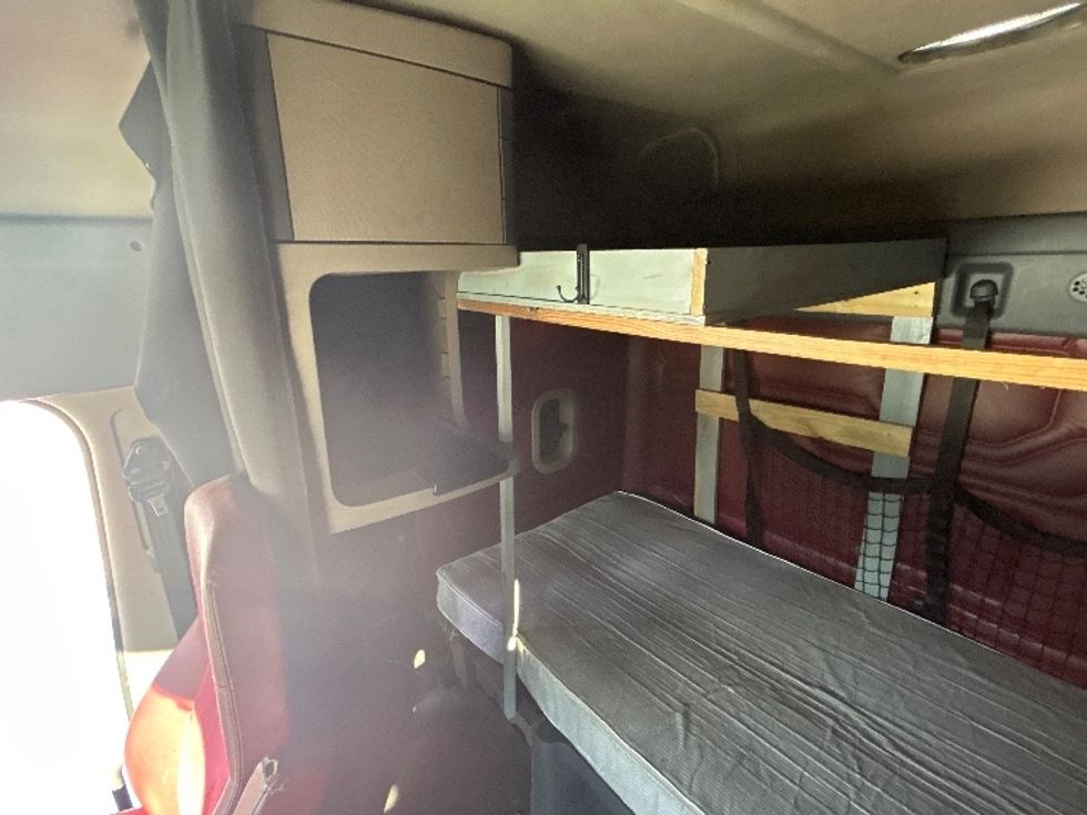 Sleeper Tractor-Heavy Duty Tractors-Freightliner-2015-Cascadia 12564ST-De Pere-WI-724,863\n\t\tmiles-$ 14,000 - Image 19