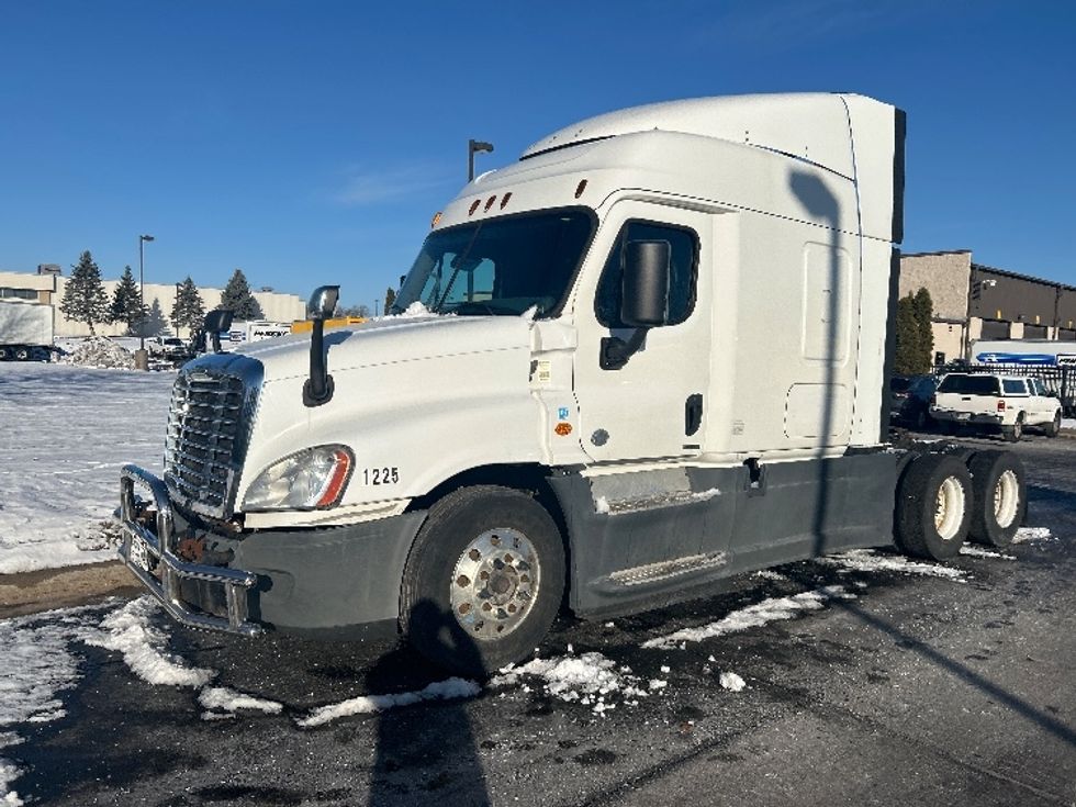 Sleeper Tractor-Heavy Duty Tractors-Freightliner-2015-Cascadia 12564ST-De Pere-WI-724,863\n\t\tmiles-$ 14,000 - Image 3