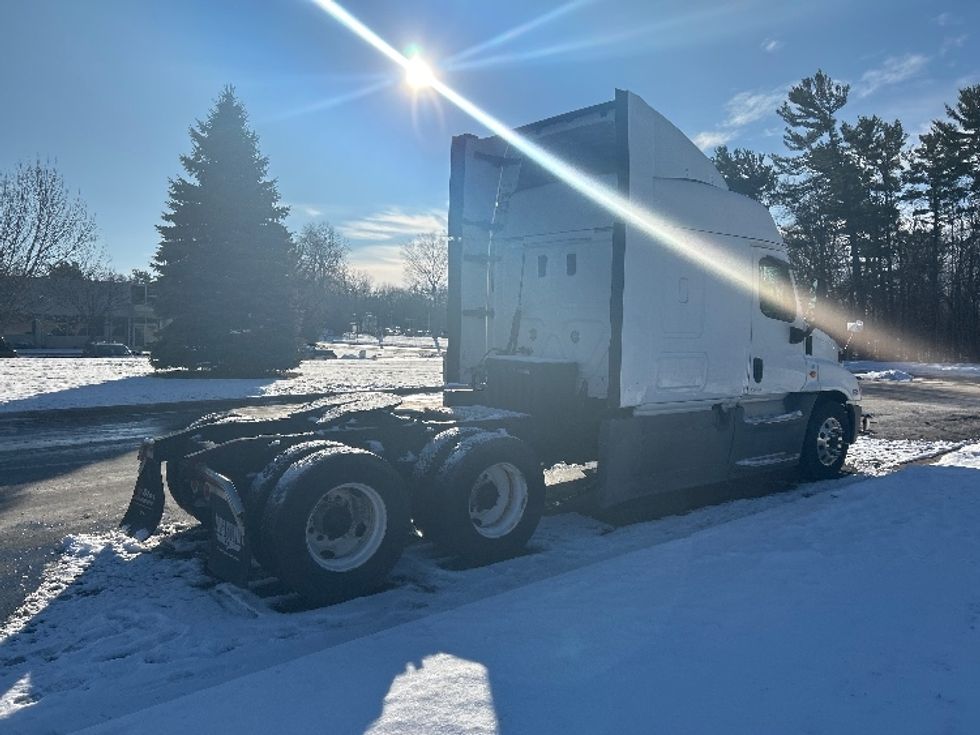 Sleeper Tractor-Heavy Duty Tractors-Freightliner-2015-Cascadia 12564ST-De Pere-WI-724,863\n\t\tmiles-$ 14,000 - Image 7
