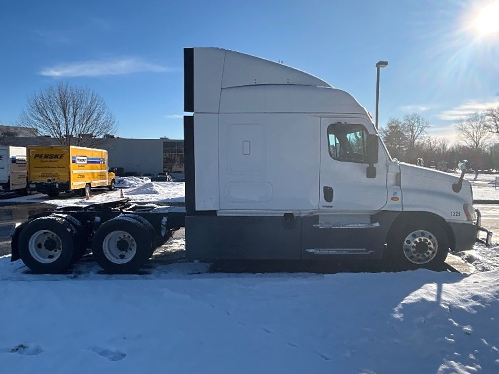 Sleeper Tractor-Heavy Duty Tractors-Freightliner-2015-Cascadia 12564ST-De Pere-WI-724,863\n\t\tmiles-$ 14,000 - Image 8