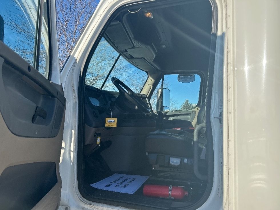 Sleeper Tractor-Heavy Duty Tractors-Freightliner-2015-Cascadia 12564ST-De Pere-WI-724,863\n\t\tmiles-$ 14,000 - Image 9