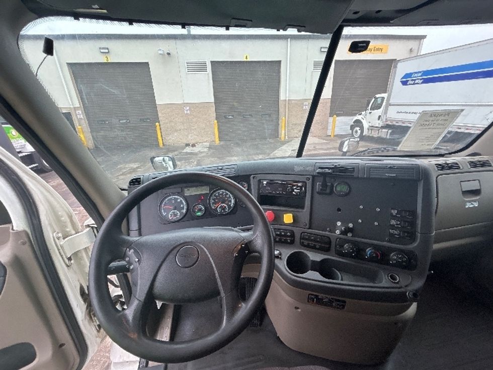 Sleeper Tractor-Heavy Duty Tractors-Freightliner-2016-Cascadia 11364ST-Brooklyn Park-MN-618,959\n\t\tmiles-$ 36,500 - Image 11