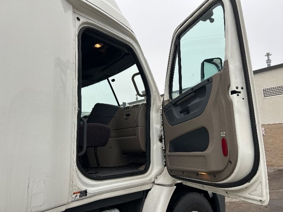 Sleeper Tractor-Heavy Duty Tractors-Freightliner-2016-Cascadia 11364ST-Brooklyn Park-MN-618,959\n\t\tmiles-$ 36,500 - Image 13