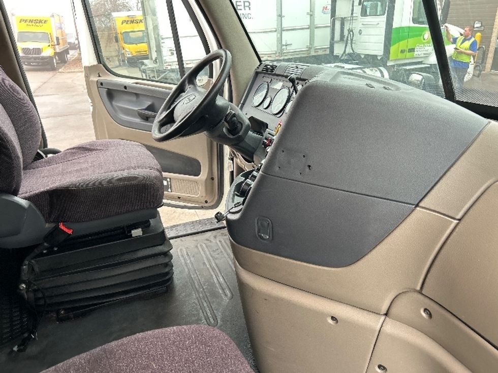 Sleeper Tractor-Heavy Duty Tractors-Freightliner-2016-Cascadia 11364ST-Brooklyn Park-MN-618,959\n\t\tmiles-$ 36,500 - Image 15
