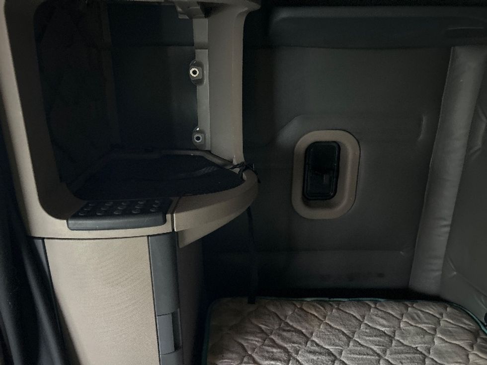 Sleeper Tractor-Heavy Duty Tractors-Freightliner-2016-Cascadia 11364ST-Brooklyn Park-MN-618,959\n\t\tmiles-$ 36,500 - Image 17