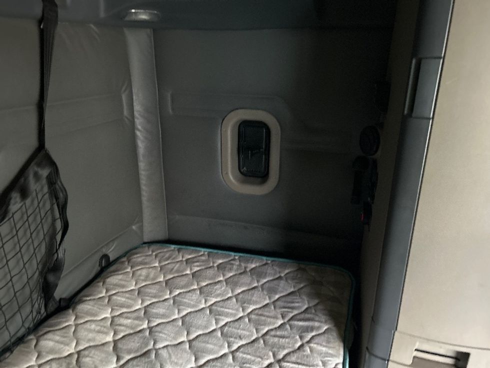 Sleeper Tractor-Heavy Duty Tractors-Freightliner-2016-Cascadia 11364ST-Brooklyn Park-MN-618,959\n\t\tmiles-$ 36,500 - Image 18