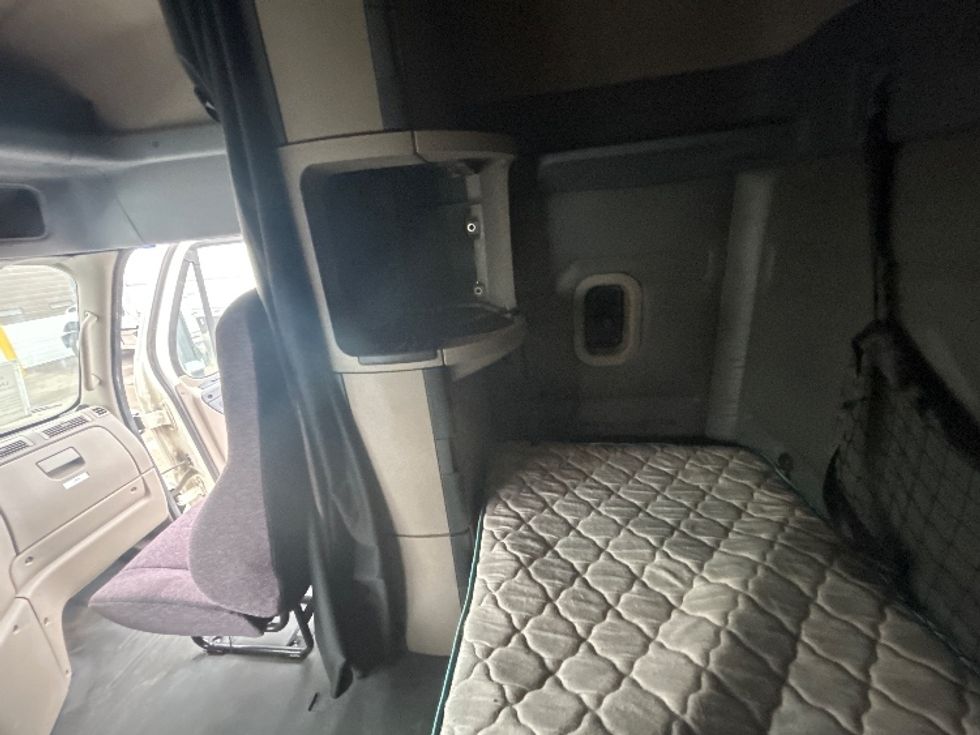 Sleeper Tractor-Heavy Duty Tractors-Freightliner-2016-Cascadia 11364ST-Brooklyn Park-MN-618,959\n\t\tmiles-$ 36,500 - Image 19