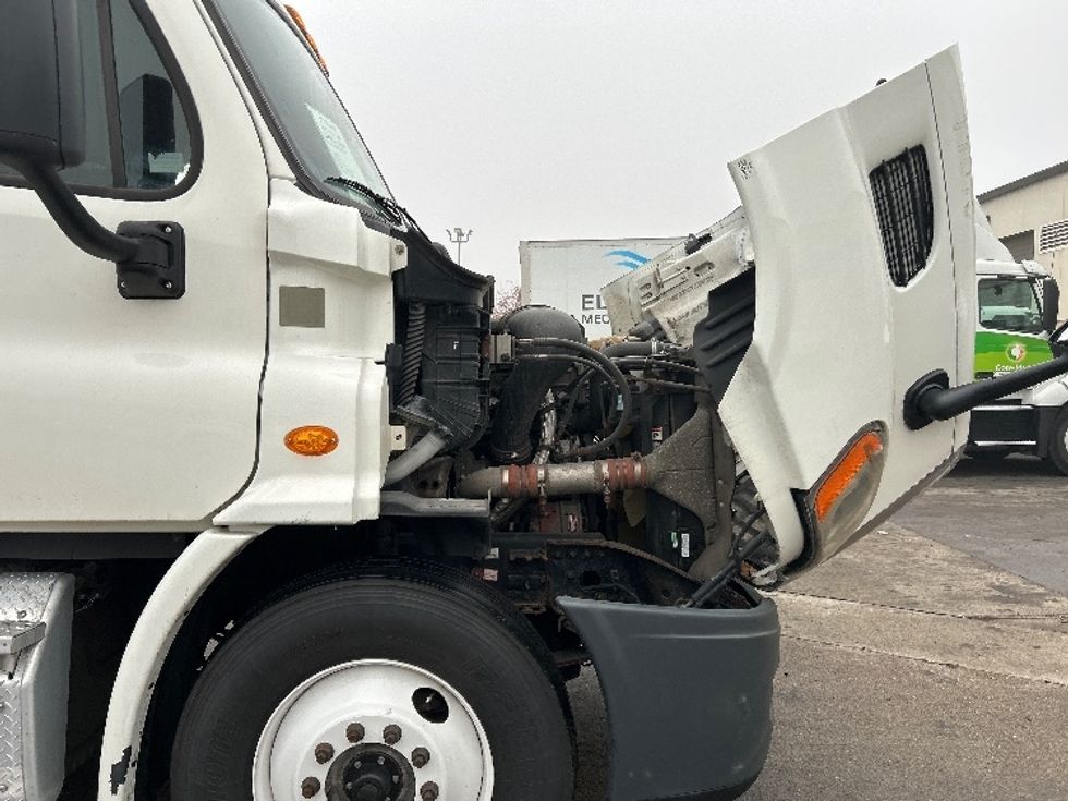 Sleeper Tractor-Heavy Duty Tractors-Freightliner-2016-Cascadia 11364ST-Brooklyn Park-MN-618,959\n\t\tmiles-$ 36,500 - Image 20