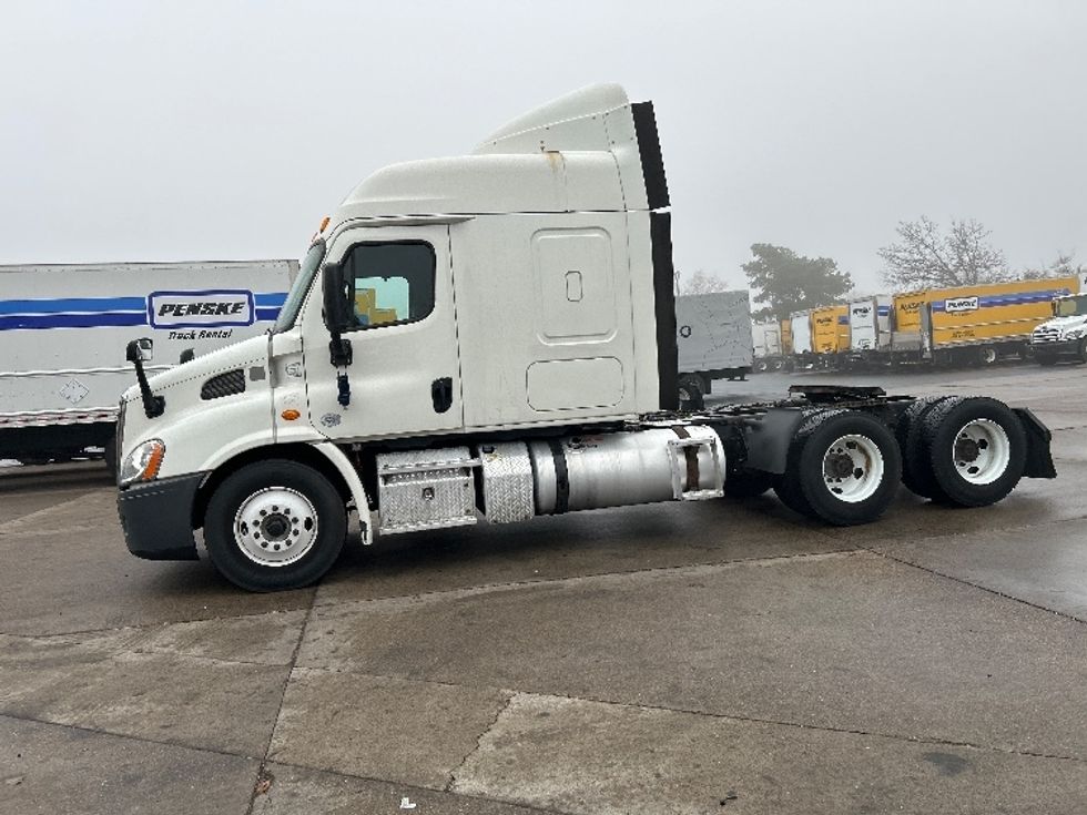 Sleeper Tractor-Heavy Duty Tractors-Freightliner-2016-Cascadia 11364ST-Brooklyn Park-MN-618,959\n\t\tmiles-$ 36,500 - Image 4