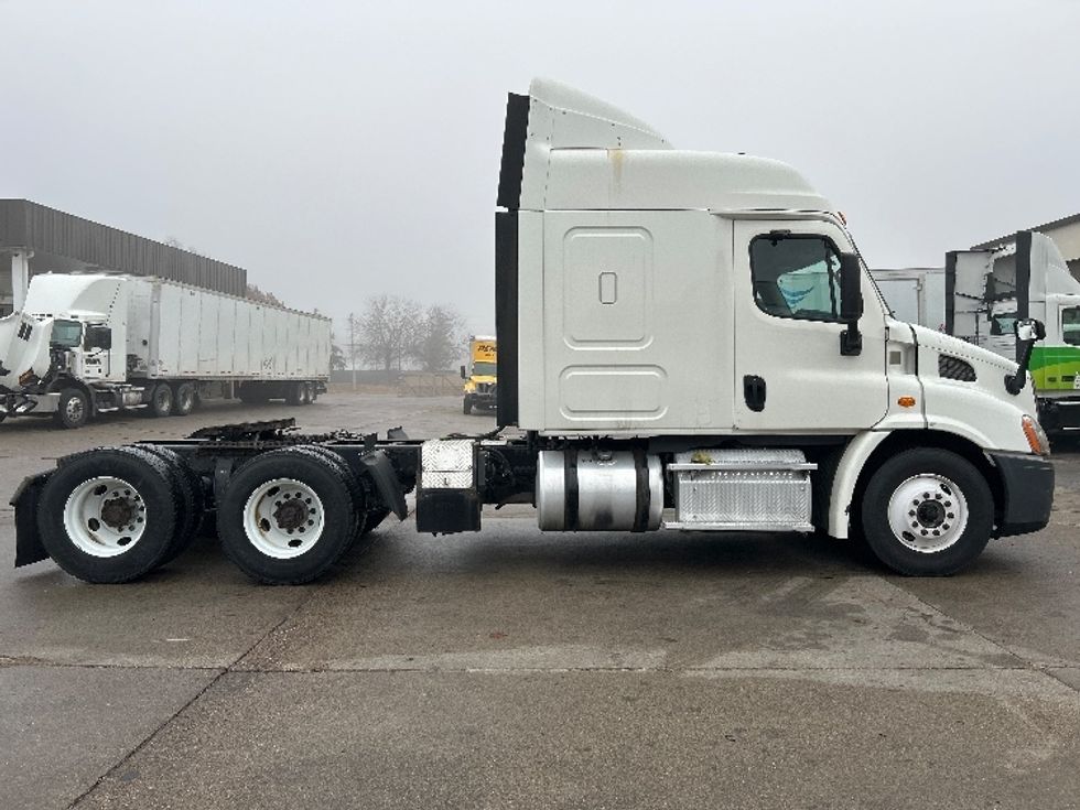 Sleeper Tractor-Heavy Duty Tractors-Freightliner-2016-Cascadia 11364ST-Brooklyn Park-MN-618,959\n\t\tmiles-$ 36,500 - Image 8