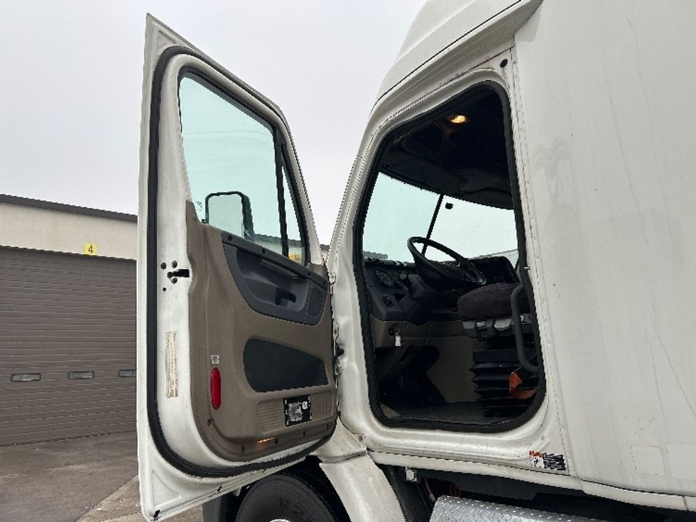 Sleeper Tractor-Heavy Duty Tractors-Freightliner-2016-Cascadia 11364ST-Brooklyn Park-MN-618,959\n\t\tmiles-$ 36,500 - Image 9