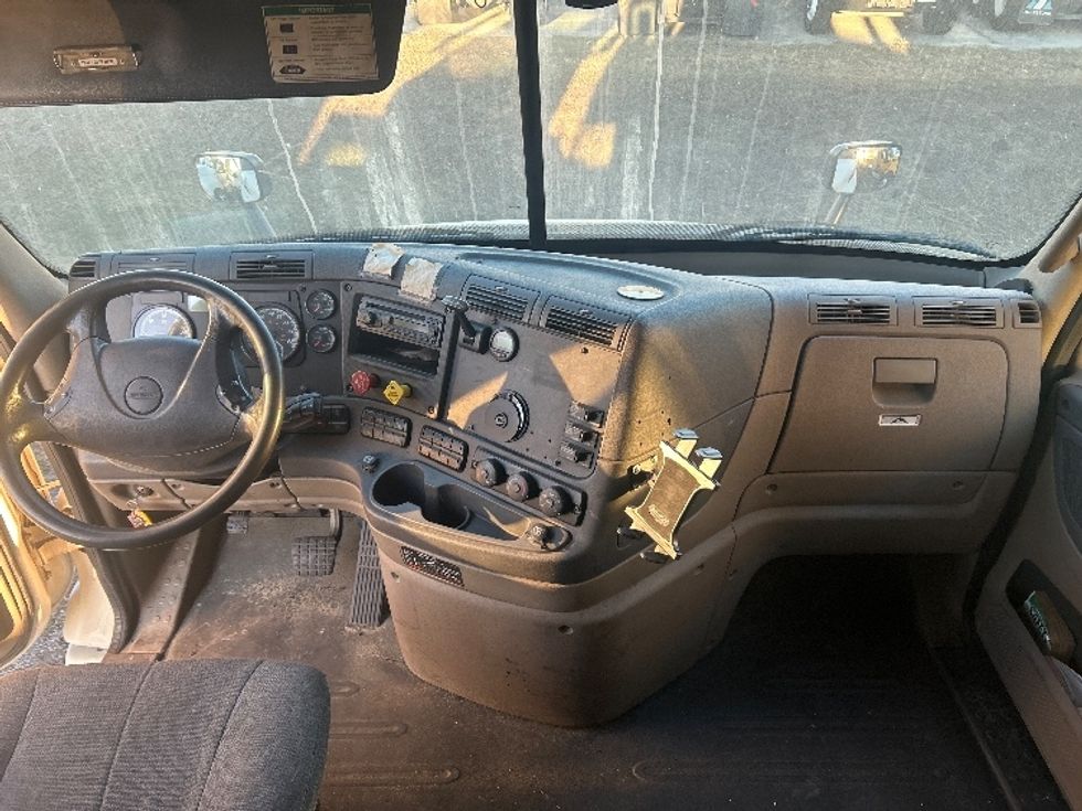 Sleeper Tractor-Heavy Duty Tractors-Freightliner-2016-Cascadia 11364ST-Garden City-GA-637,454\n\t\tmiles-$ 15,000 - Image 10