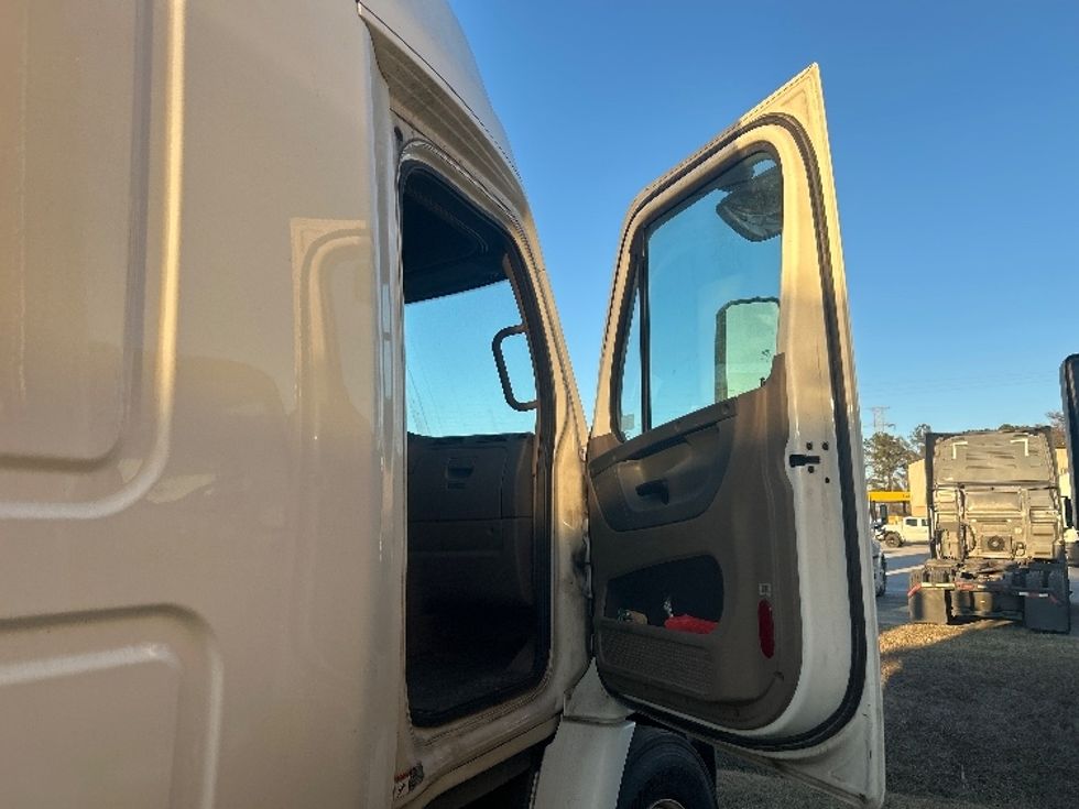 Sleeper Tractor-Heavy Duty Tractors-Freightliner-2016-Cascadia 11364ST-Garden City-GA-637,454\n\t\tmiles-$ 15,000 - Image 11