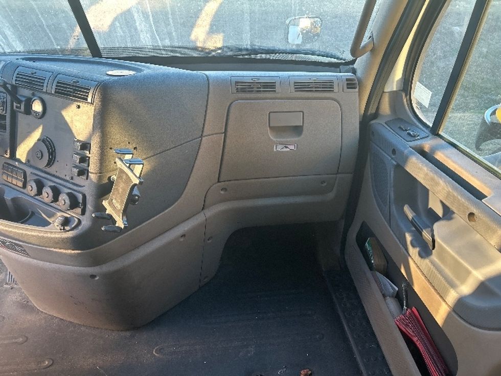 Sleeper Tractor-Heavy Duty Tractors-Freightliner-2016-Cascadia 11364ST-Garden City-GA-637,454\n\t\tmiles-$ 15,000 - Image 12