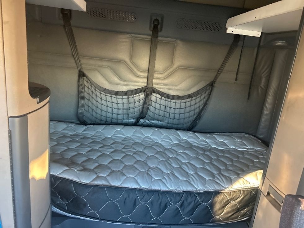 Sleeper Tractor-Heavy Duty Tractors-Freightliner-2016-Cascadia 11364ST-Garden City-GA-637,454\n\t\tmiles-$ 15,000 - Image 14