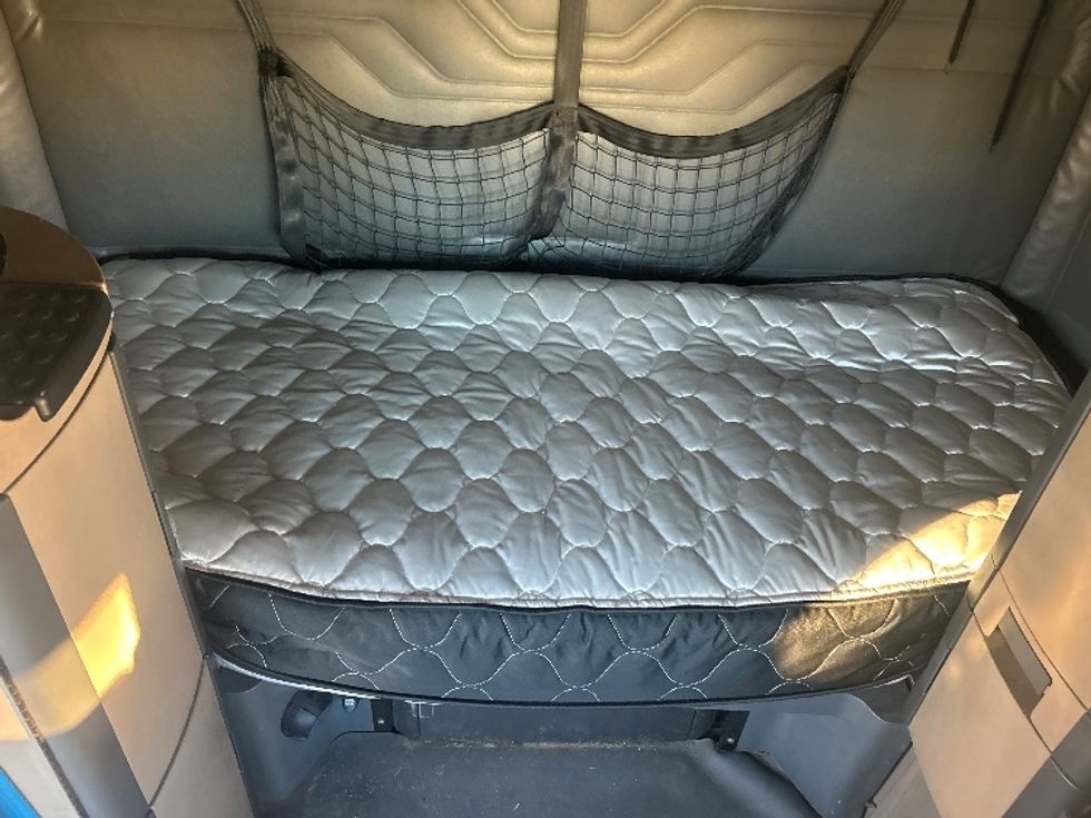 Sleeper Tractor-Heavy Duty Tractors-Freightliner-2016-Cascadia 11364ST-Garden City-GA-637,454\n\t\tmiles-$ 15,000 - Image 15