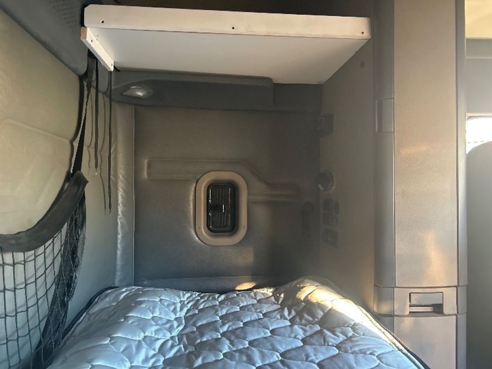 Sleeper Tractor-Heavy Duty Tractors-Freightliner-2016-Cascadia 11364ST-Garden City-GA-637,454\n\t\tmiles-$ 15,000 - Image 16