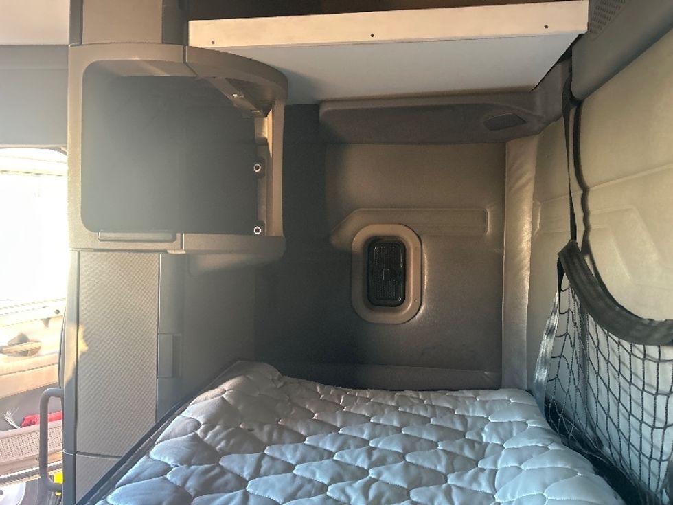 Sleeper Tractor-Heavy Duty Tractors-Freightliner-2016-Cascadia 11364ST-Garden City-GA-637,454\n\t\tmiles-$ 15,000 - Image 17