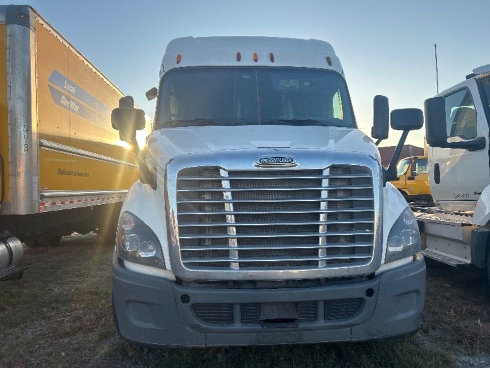 Sleeper Tractor-Heavy Duty Tractors-Freightliner-2016-Cascadia 11364ST-Garden City-GA-637,454\n\t\tmiles-$ 15,000 - Image 2