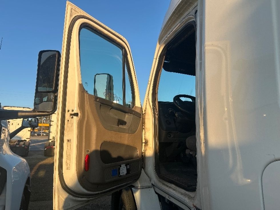 Sleeper Tractor-Heavy Duty Tractors-Freightliner-2016-Cascadia 11364ST-Garden City-GA-637,454\n\t\tmiles-$ 15,000 - Image 7