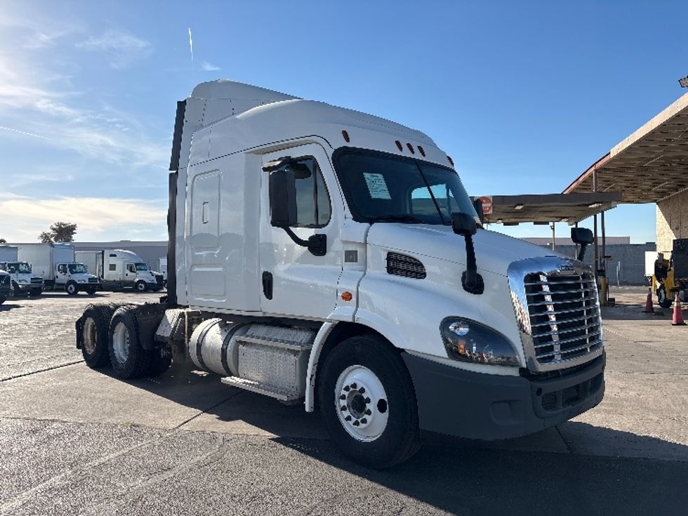 Sleeper Tractor-Heavy Duty Tractors-Freightliner-2016-Cascadia 11364ST-Phoenix-AZ-554,269\n\t\tmiles-$ 18,000 - Image 1
